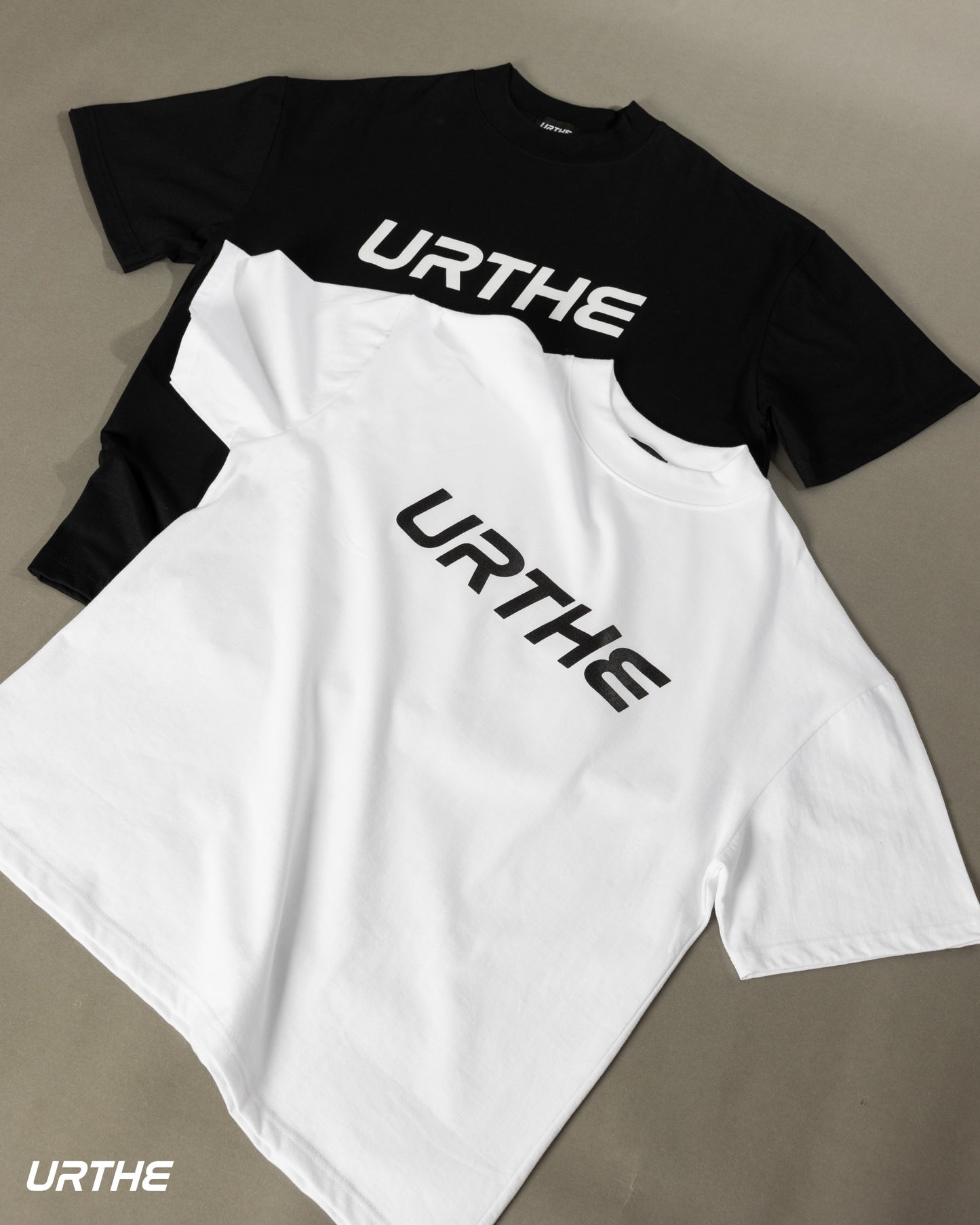 URTHE - เสื้อยืด เเขนสั้น สกรีนลาย รุ่น HIGH NECK