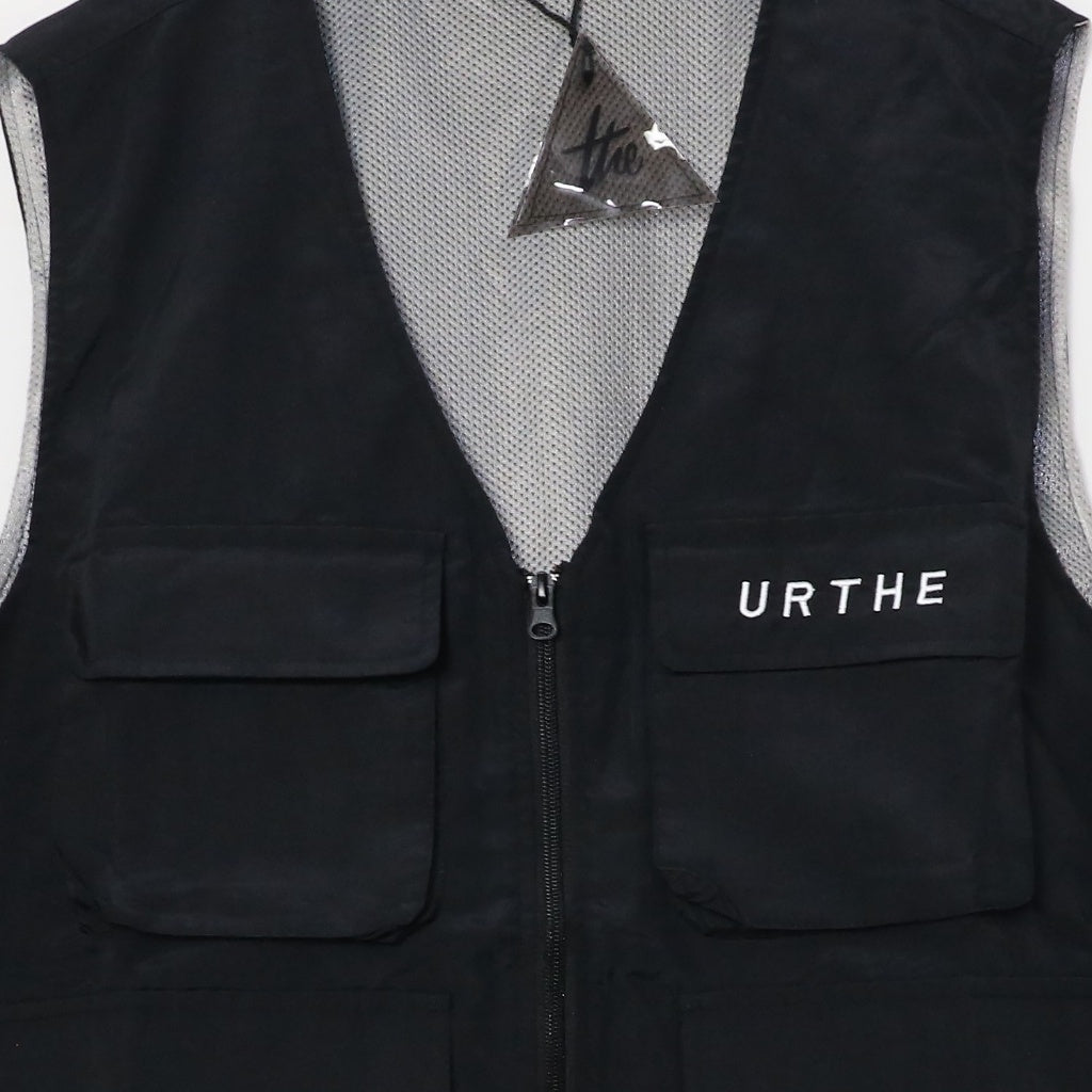Urthe - เสื้อกั๊ก ผ้าร่ม ทรงสตรีท รุ่น URTHE WAISTCOAT