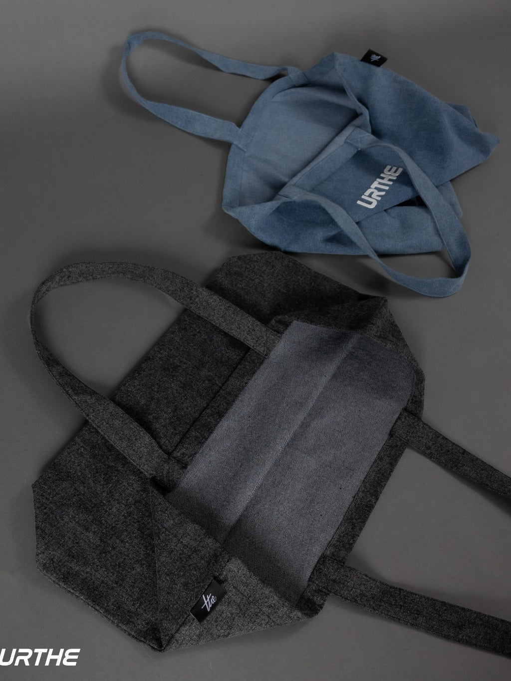URTHE - กระเป๋าถือ ผ้ายีนส์ สกรีนโลโก้ 3D รุ่น THE DENIM TOTE BAG