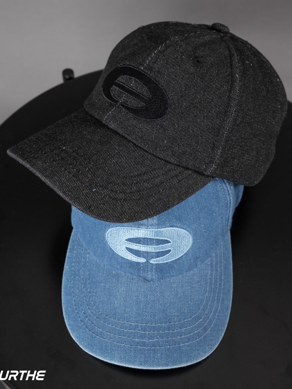 URTHE - หมวกแก็ป ผ้ายีนส์ สกรีนโลโก้ 3D รุ่น THE DENIM CAP
