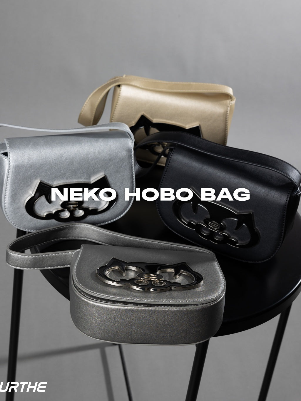 URTHE - กระเป๋าสะพายข้าง หนัง PU ดีเทลโลโก้โลหะ รุ่น NEKO HOBO BAG