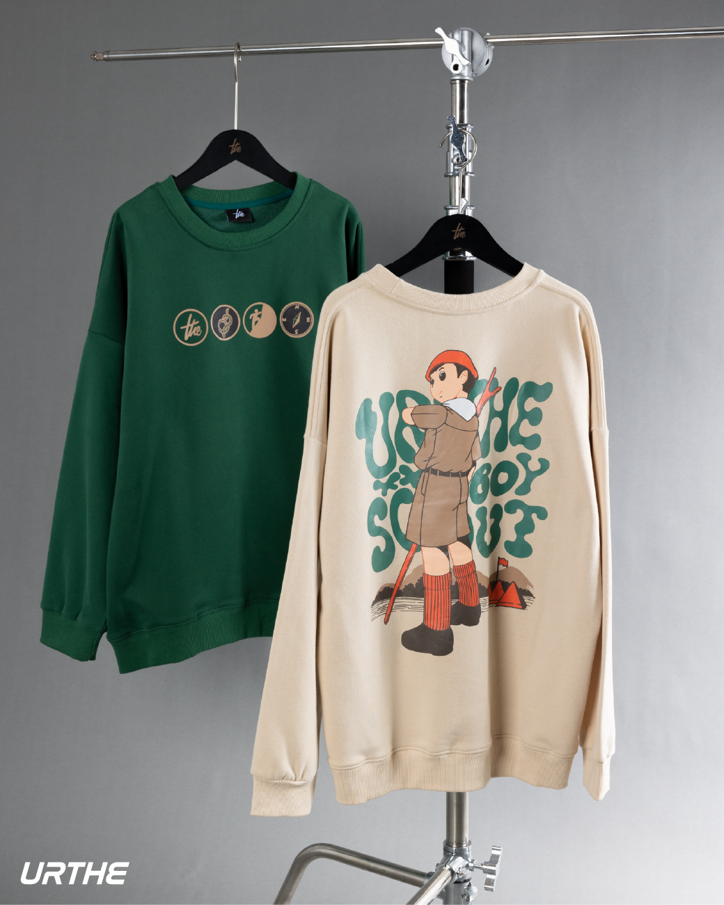 URTHE - เสื้อสเวตเตอร์ แขนยาว สกรีนลาย รุ่น BOY SCOUT SWEATER