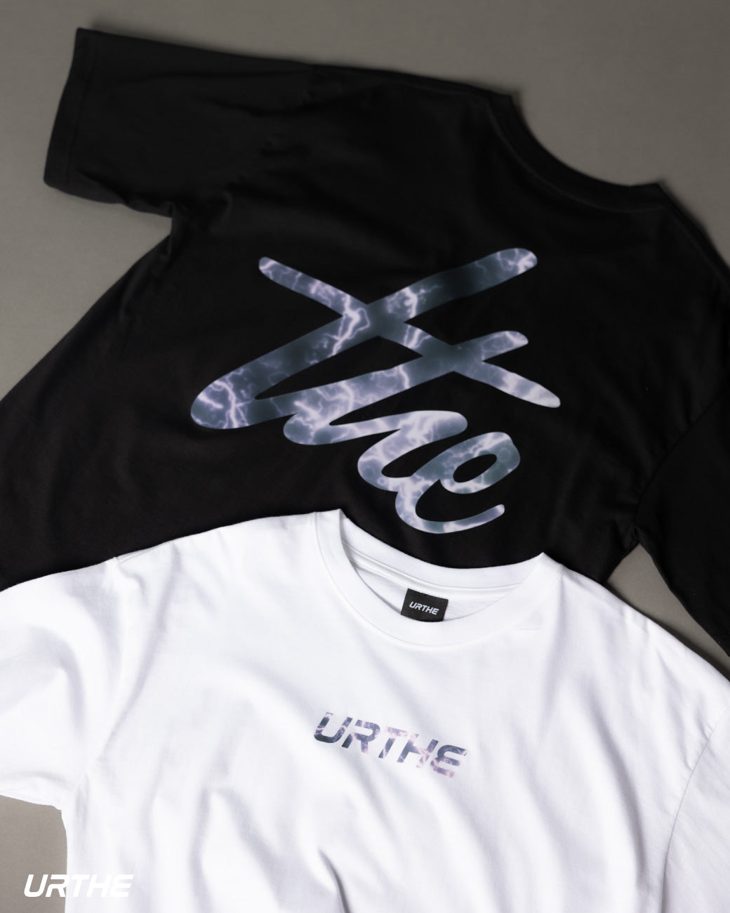 URTHE - เสื้อยืด เเขนสั้น พิมพ์ลาย รุ่น DFT BOX LOGO 2.0