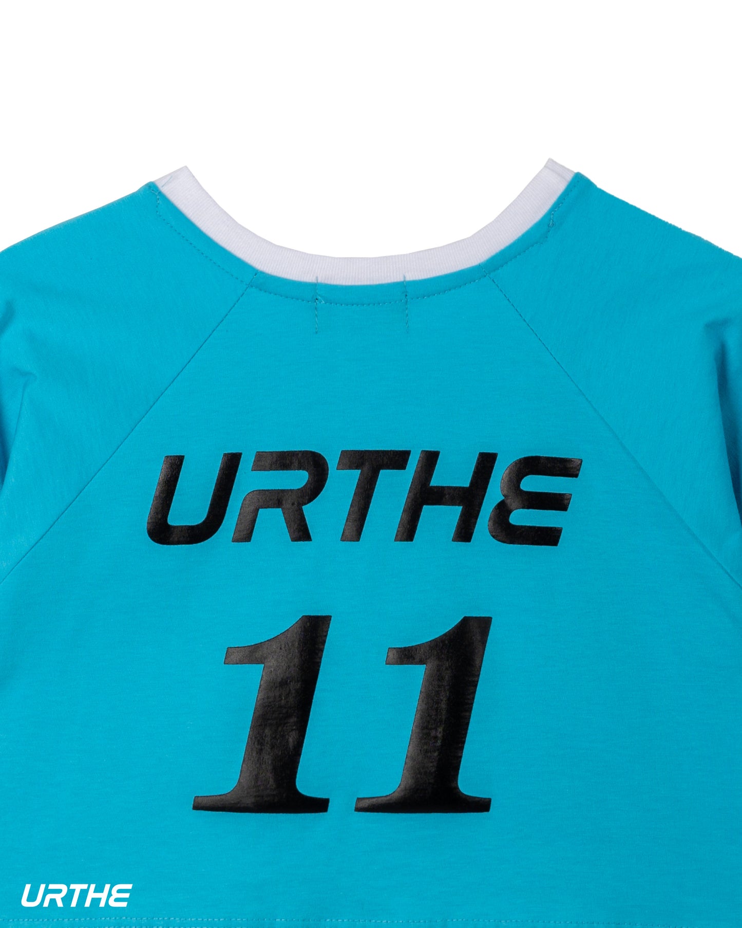 URTHE - เสื้อครอป เเขนสั้น สกรีนลาย รุ่น SLOPE CROP FC URTHE