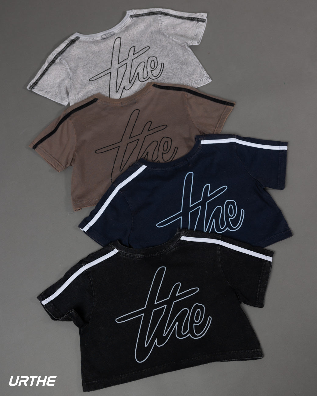 URTHE - เสื้อครอป ผ้าฟอก สกรีนลาย รุ่น SOFT ACID CROP