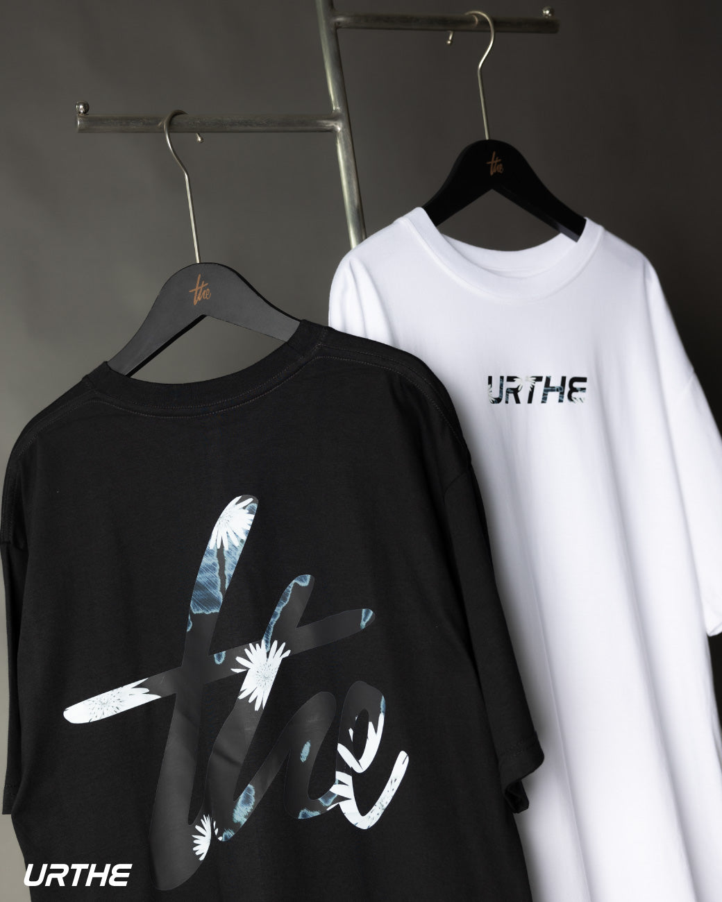 URTHE - เสื้อยืด เเขนสั้น พิมพ์ลาย รุ่น DFT BOX LOGO 2.0