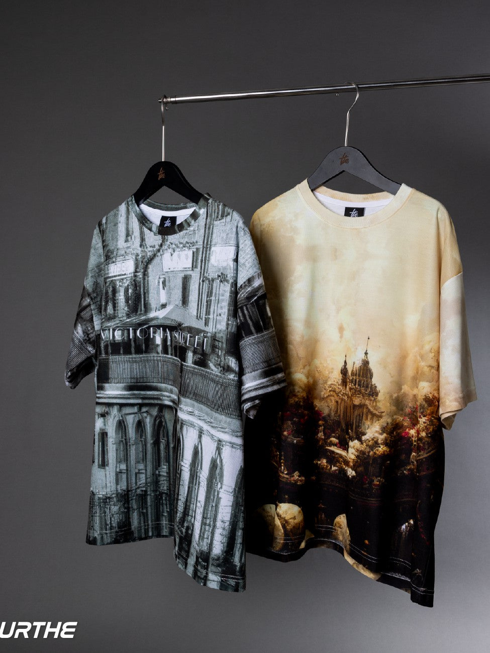 URTHE - เสื้อยืด แขนสั้น Oversize ผ้าจูติ พิมพ์ลายเต็มตัว Col. DIGITAL TRANSFER