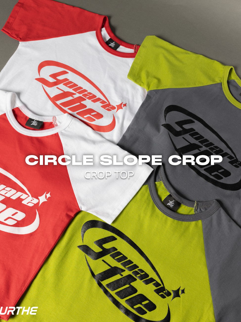 URTHE - เสื้อครอป แขนสั้น สกรีนลาย รุ่น CIRCLE SLOPE CROP