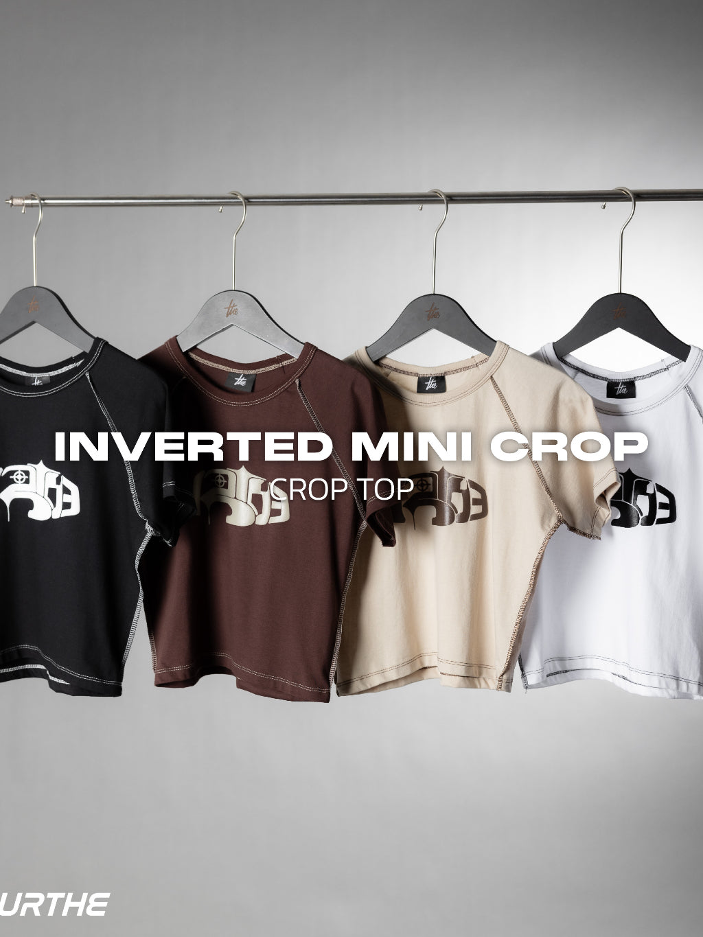 URTHE - เสื้อครอป แขนสั้น สกรีนลาย รุ่น INVERTED MINI CROP