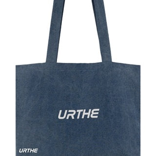 URTHE - กระเป๋าถือ ผ้ายีนส์ สกรีนโลโก้ 3D รุ่น THE DENIM TOTE BAG