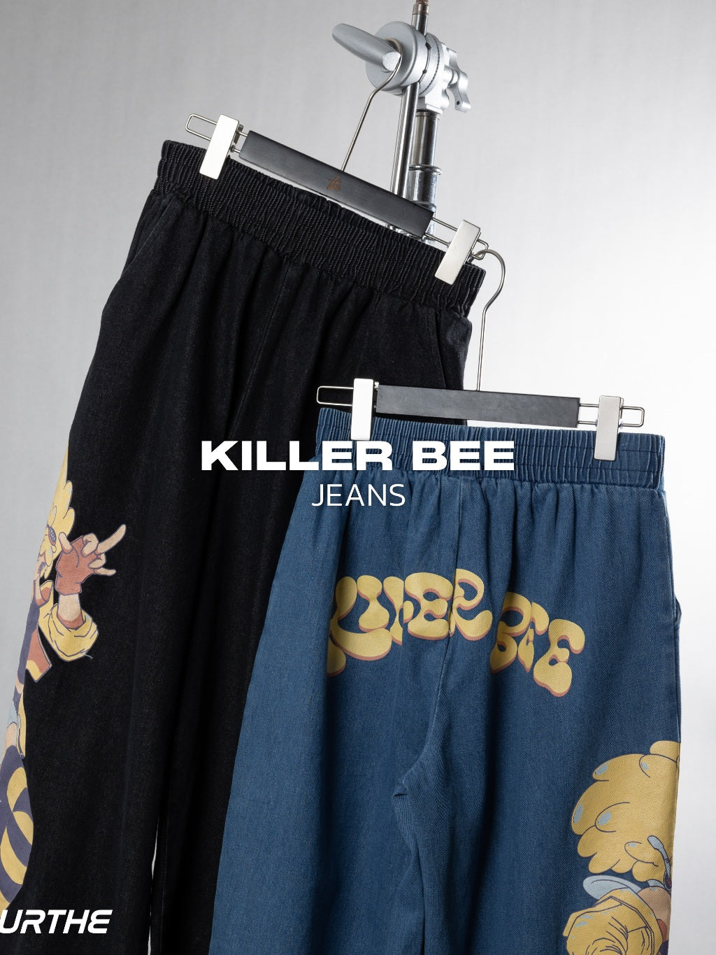 URTHE - กางเกงยีนส์ ขายาว เอวยืด สกรีนลาย รุ่น KILLER BEE JEANS