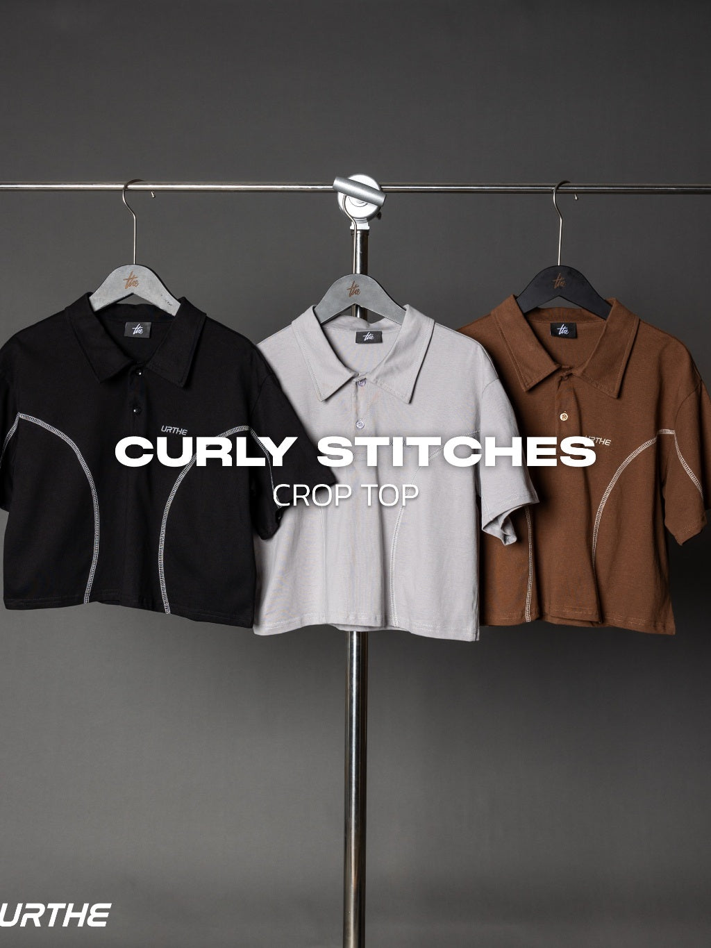 URTHE - เสื้อโปโล แขนสั้น ปักลาย รุ่น CURLY STITCHES POLO