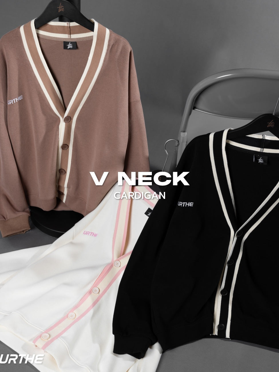 URTHE - เสื้อคาร์ดิแกน แขนยาว OVERSIZE ปักโลโก้ รุ่น V-NECK CARDIGAN