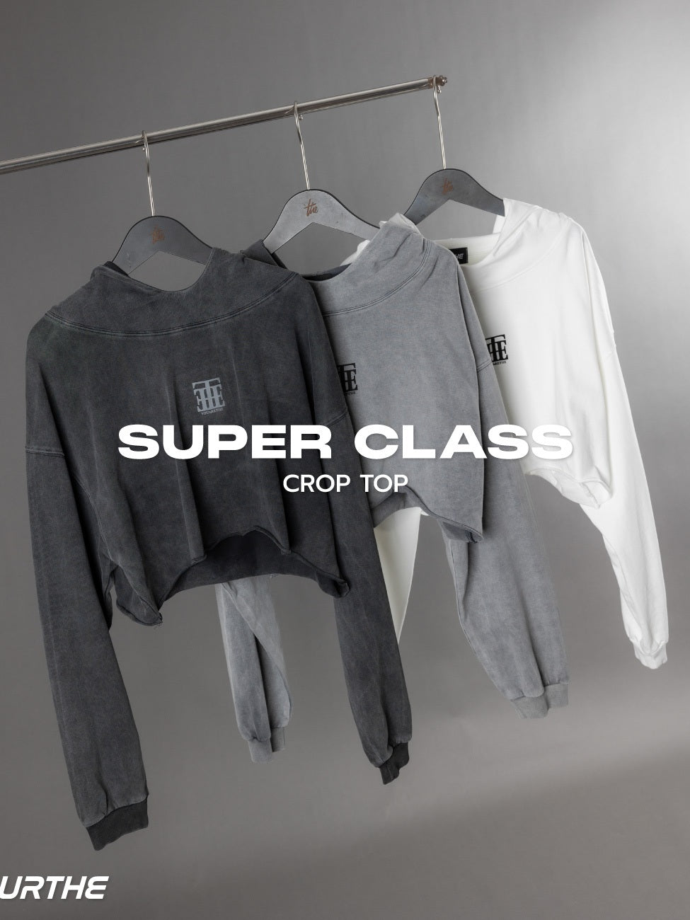 URTHE - เสื้อฮู้ดครอป แขนยาว สกรีนลาย รุ่น SUPER CLASS CROP