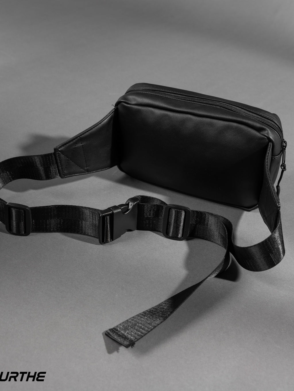 URTHE - กระเป๋าคาดเอว หนังเทียม ปั๊มโลโก้ 3D รุ่น 3D LEATHER BELT BAG