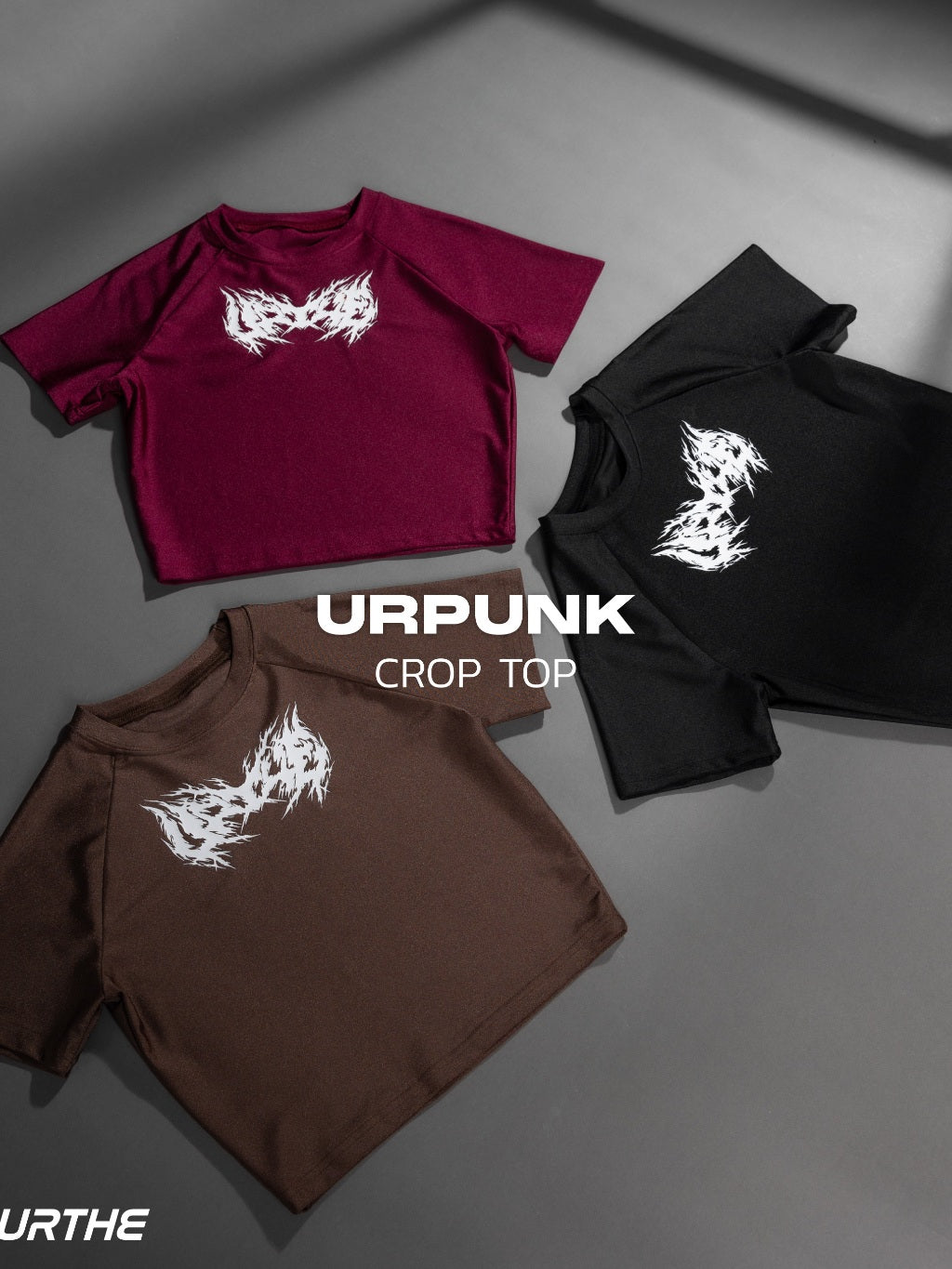 URTHE - เสื้อยืดครอป แขนสั้น สกรีนลาย รุ่น URPUNK