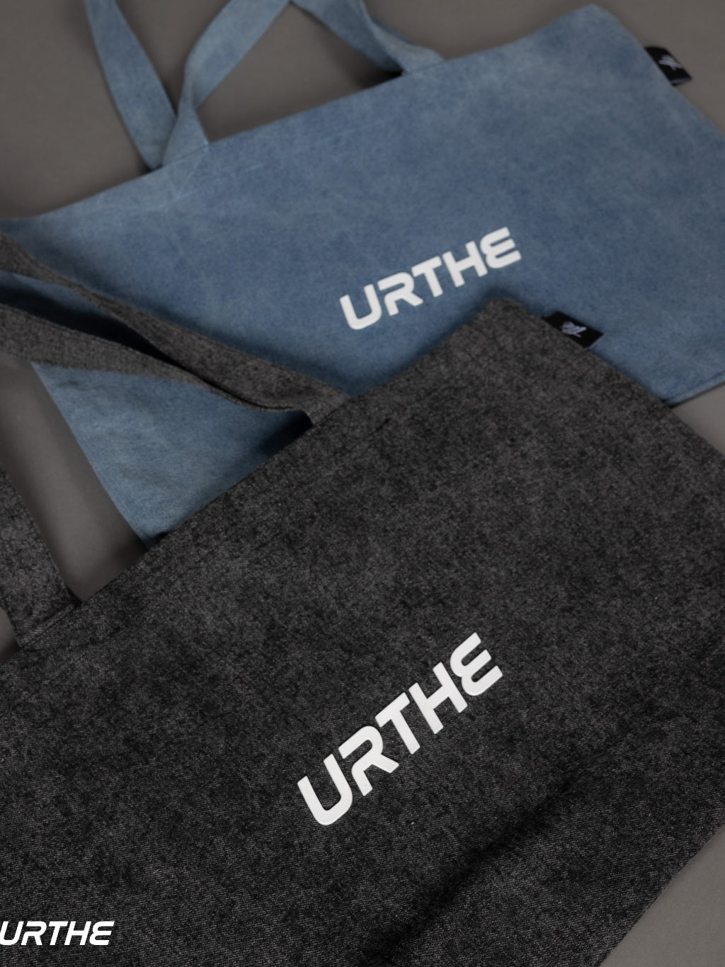 URTHE - กระเป๋าถือ ผ้ายีนส์ สกรีนโลโก้ 3D รุ่น THE DENIM TOTE BAG