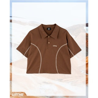 URTHE - เสื้อโปโล แขนสั้น ปักลาย รุ่น CURLY STITCHES POLO