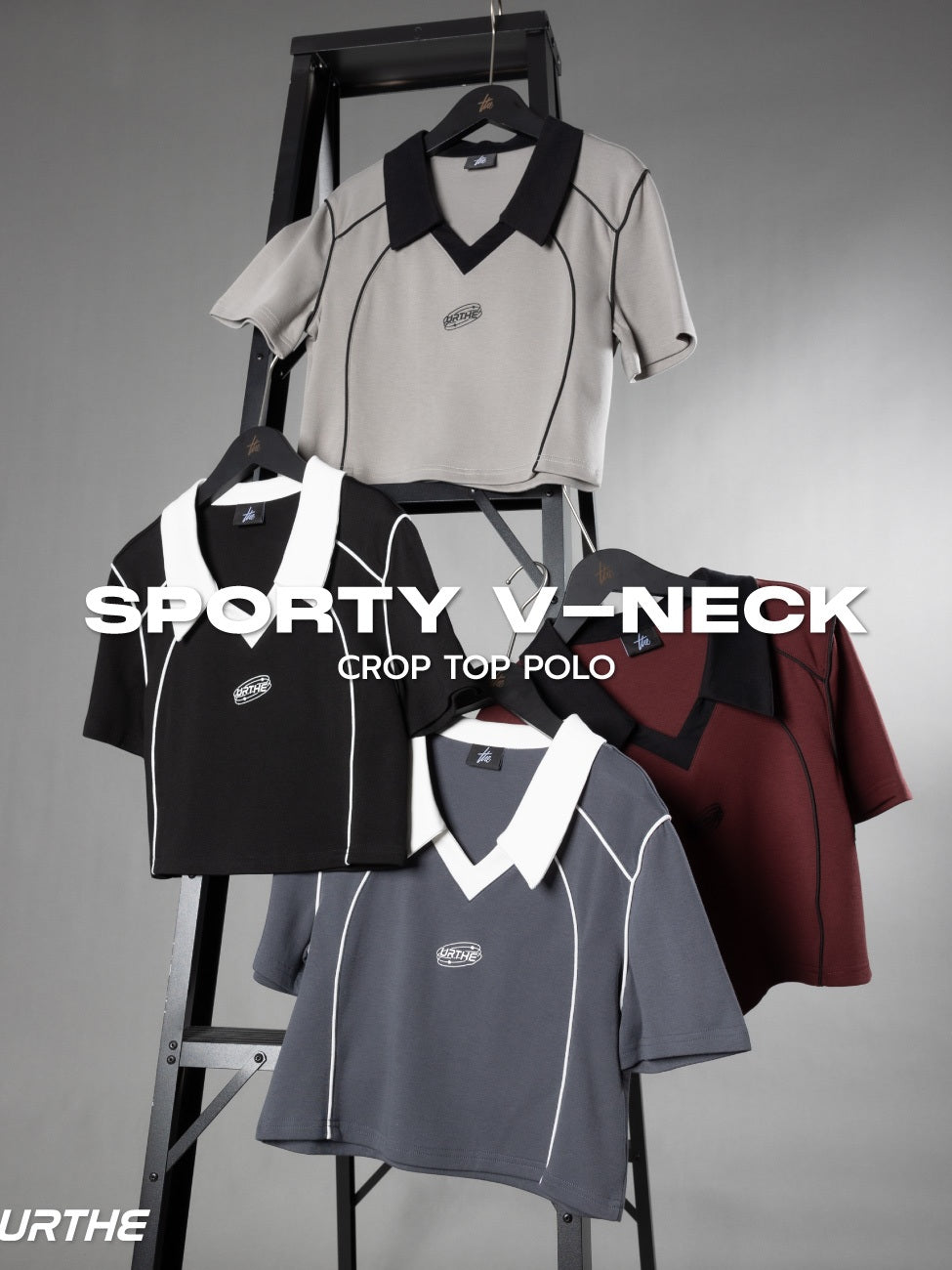 URTHE - เสื้อโปโล สกรีนลาย 3D รุ่น SPORTY V-NECK POLO