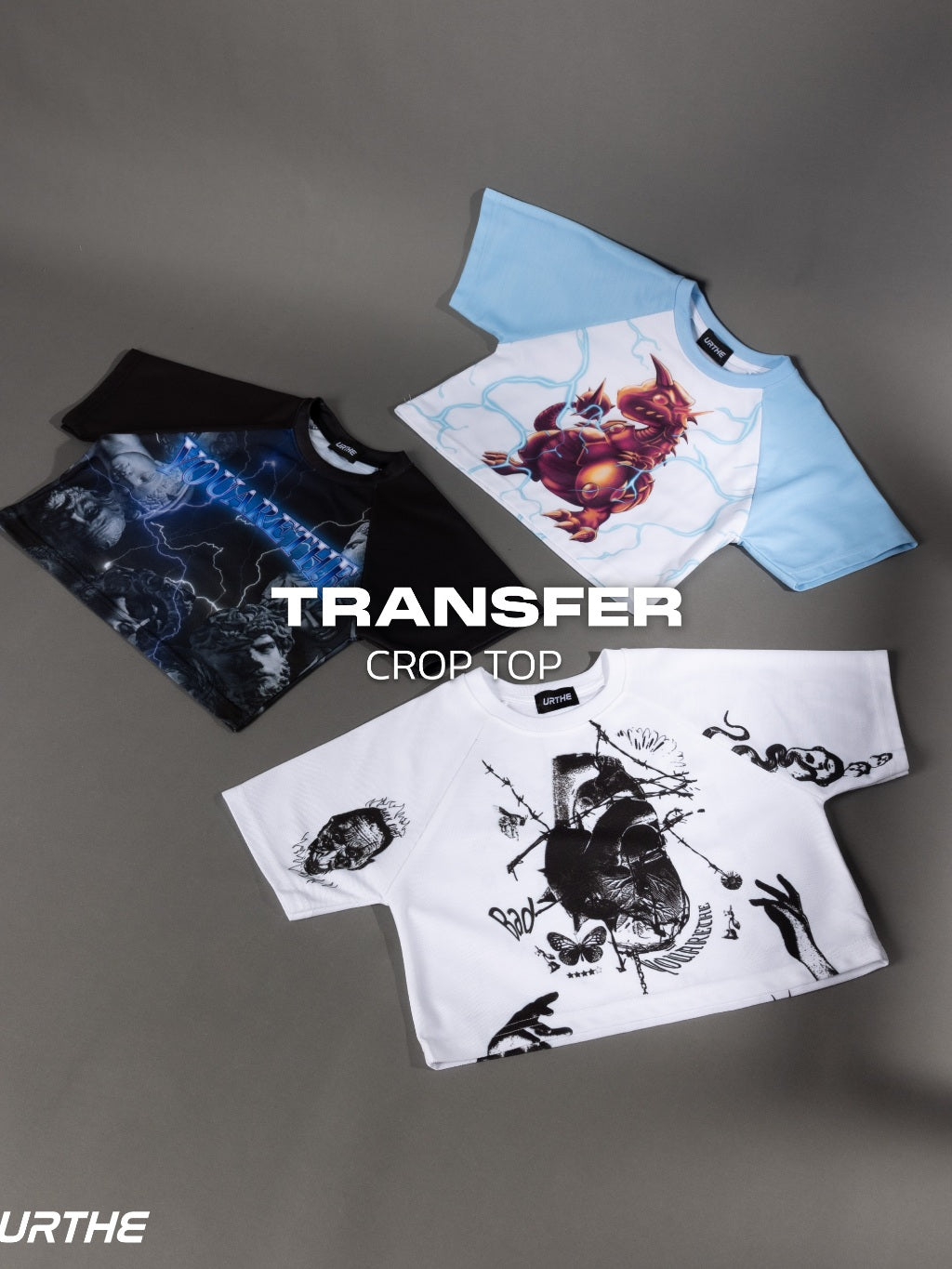 URTHE - เสื้อครอป แขนสั้น พิมพ์ลาย รุ่น TRANSFER CROP