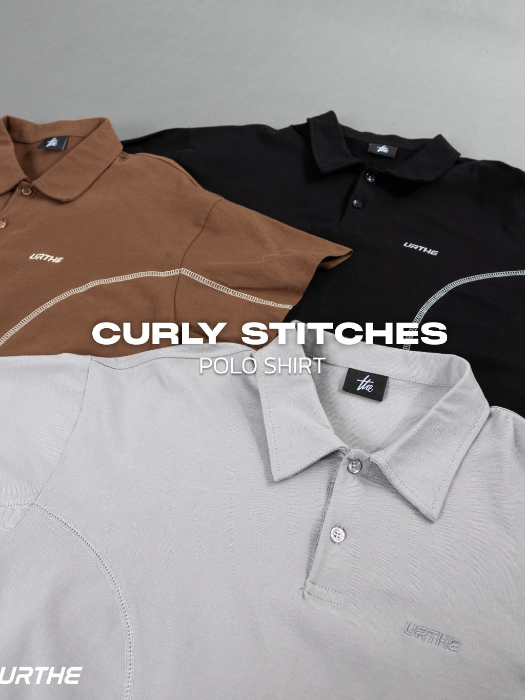 URTHE - เสื้อโปโล แขนสั้น ปักลาย รุ่น CURLY STITCHES POLO