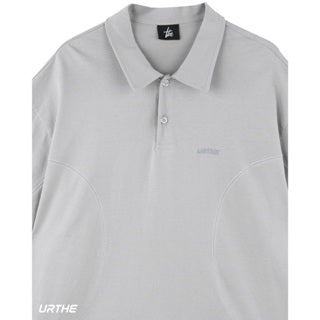 URTHE - เสื้อโปโล แขนสั้น ปักลาย รุ่น CURLY STITCHES POLO