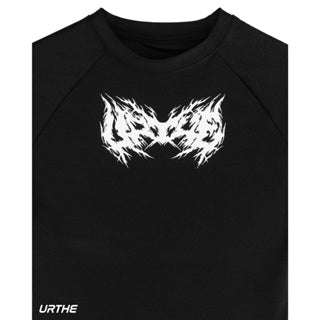 URTHE - เสื้อยืดครอป แขนสั้น สกรีนลาย รุ่น URPUNK