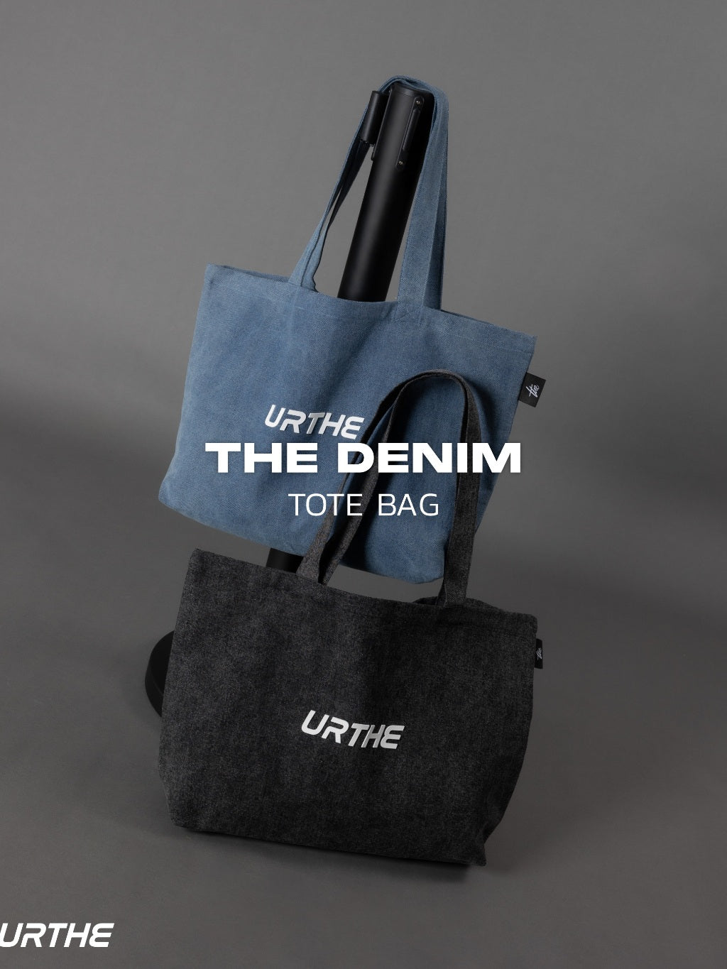 URTHE - กระเป๋าถือ ผ้ายีนส์ สกรีนโลโก้ 3D รุ่น THE DENIM TOTE BAG