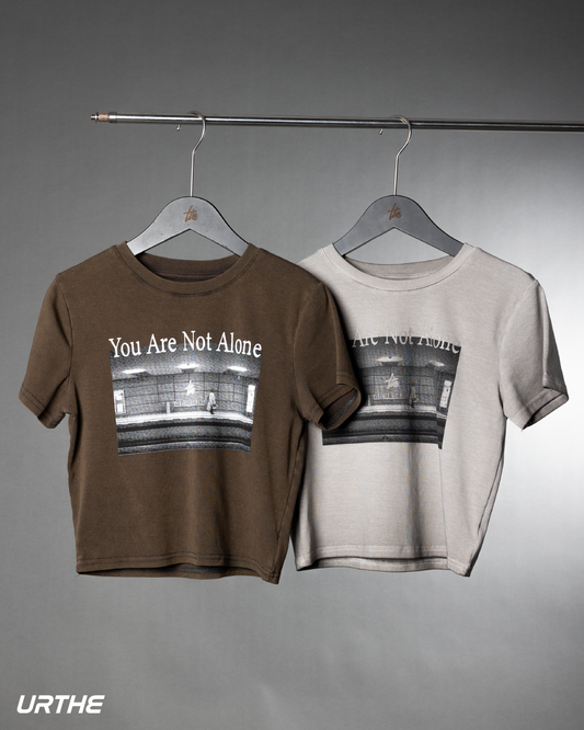 URTHE - เสื้อยืด ครอป แขนสั้น รุ่น YOU ARE NOT ALONE