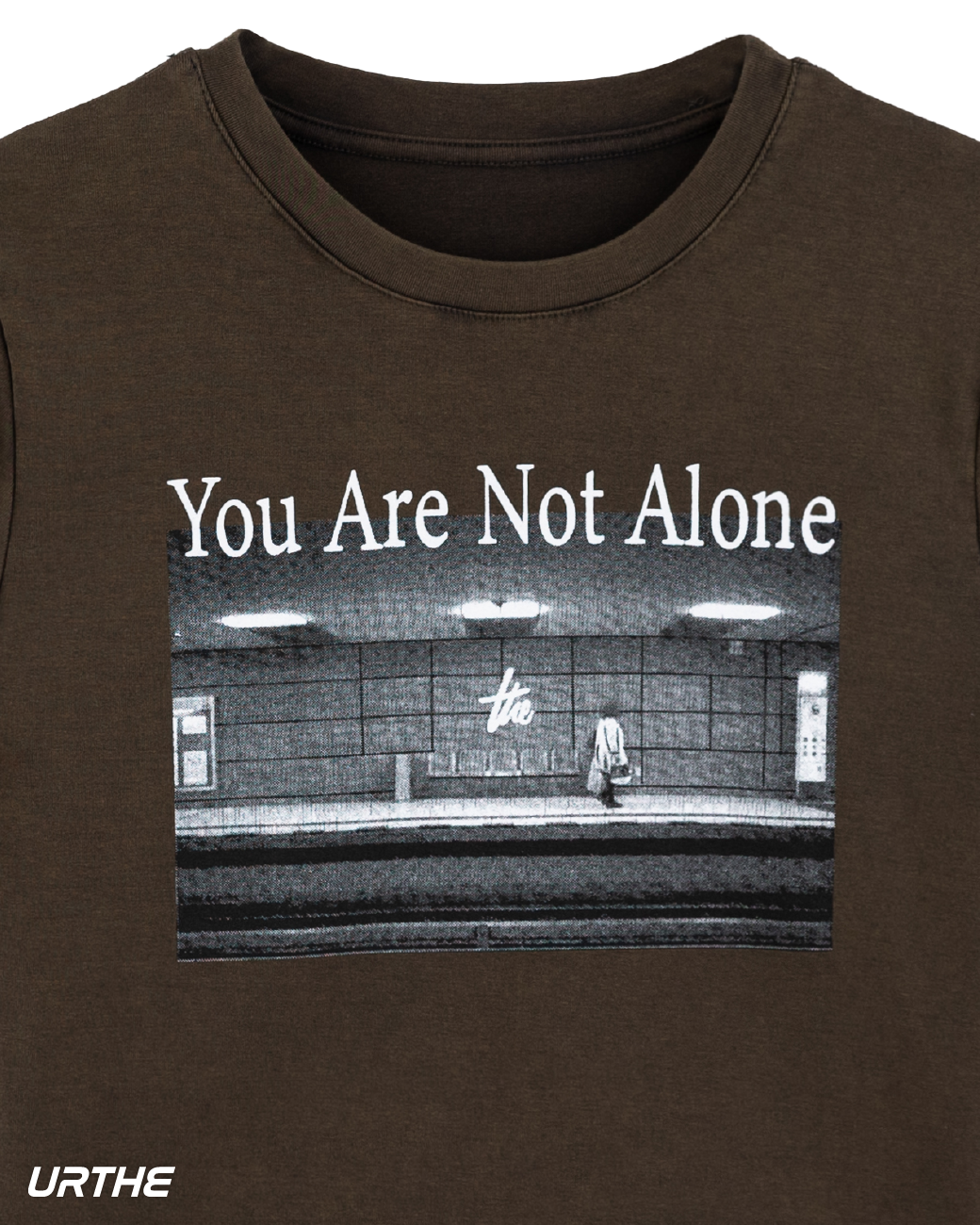 URTHE - เสื้อยืด ครอป แขนสั้น รุ่น YOU ARE NOT ALONE